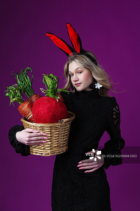 身穿黑色连衣裙的时尚女人图片素材