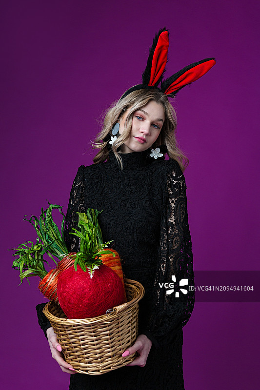 身穿黑色连衣裙的时尚女人图片素材