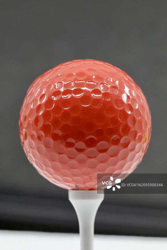 高尔夫球座上的高尔夫球图片素材
