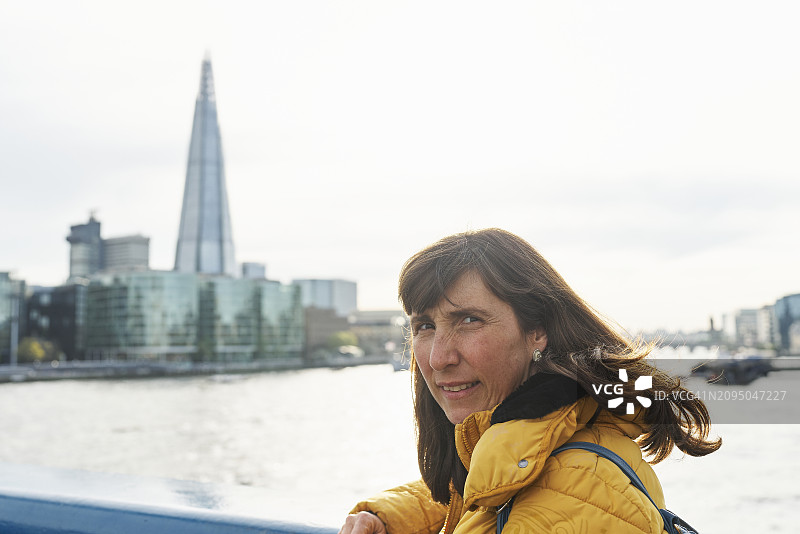 女子在伦敦桥上眺望碎片大厦，回头微笑的背影图片素材