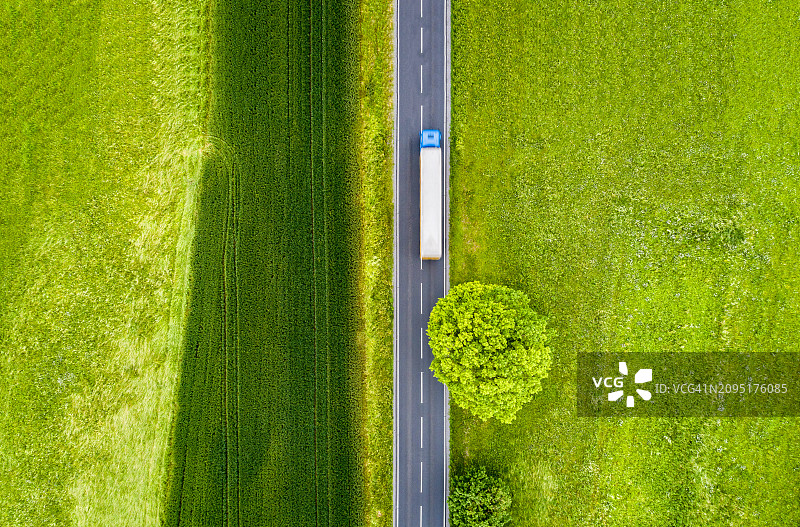 春季的田野公路图片素材