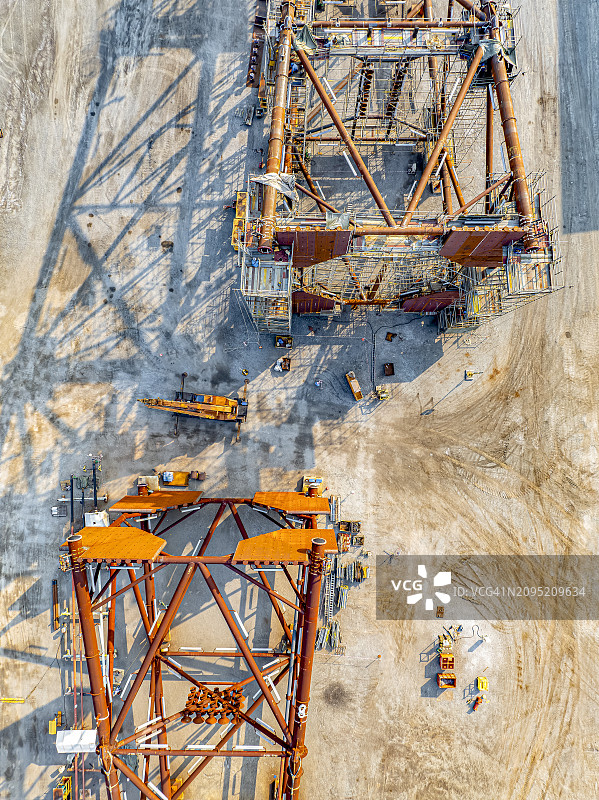 高空俯瞰大型钻井平台维修图片素材
