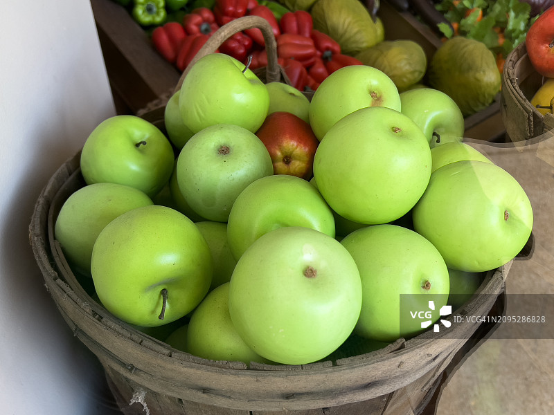 在杂货店出售的苹果图片素材