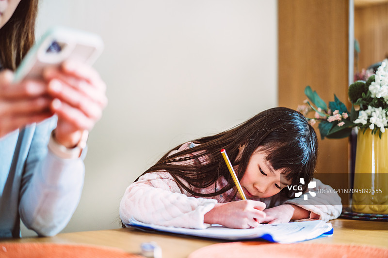 在家做功课的小学女生图片素材