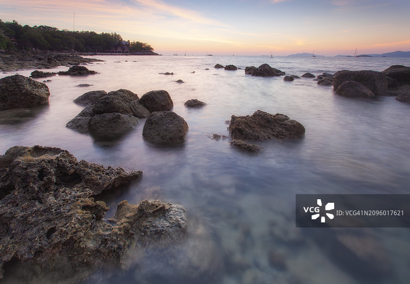 泰国丽贝岛安达曼海美丽的碧蓝色海滩图片素材