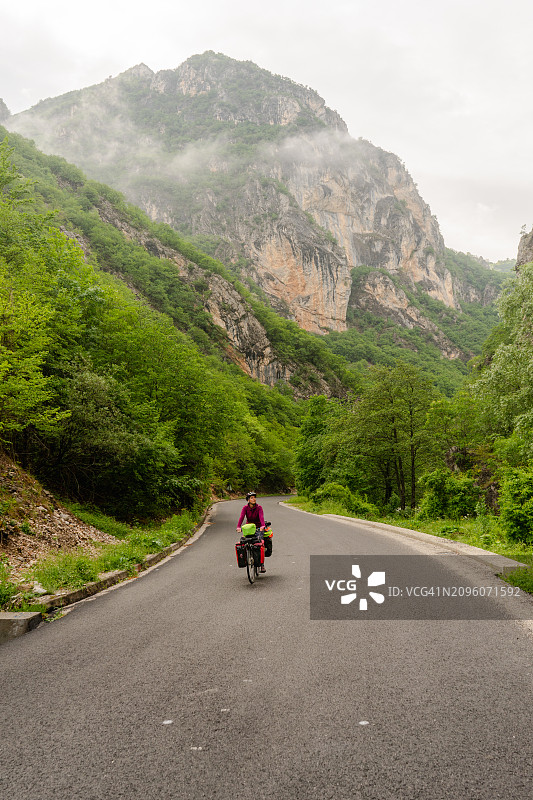 荒野之旅：骑着砾石自行车的骑行者欣赏风景图片素材
