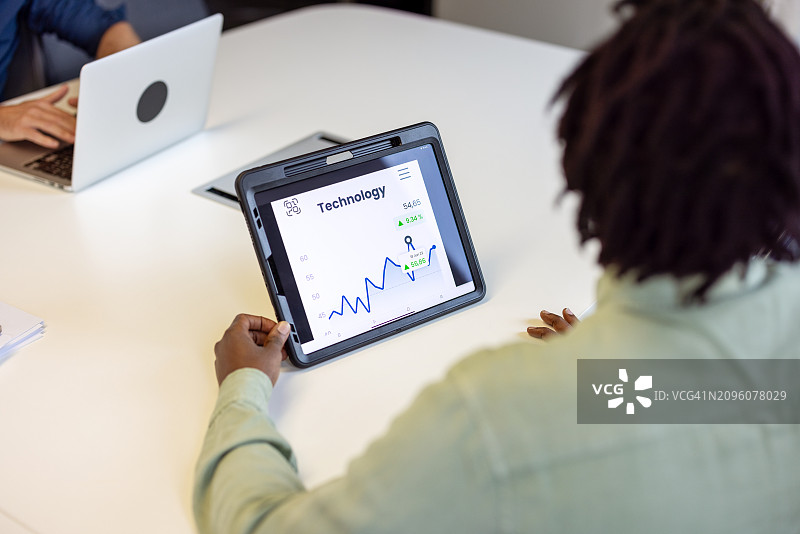 办公室会议期间数字平板电脑上的统计报告图片素材