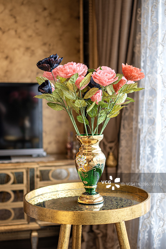 华丽内饰中带有美丽鲜花的豪华花束图片素材