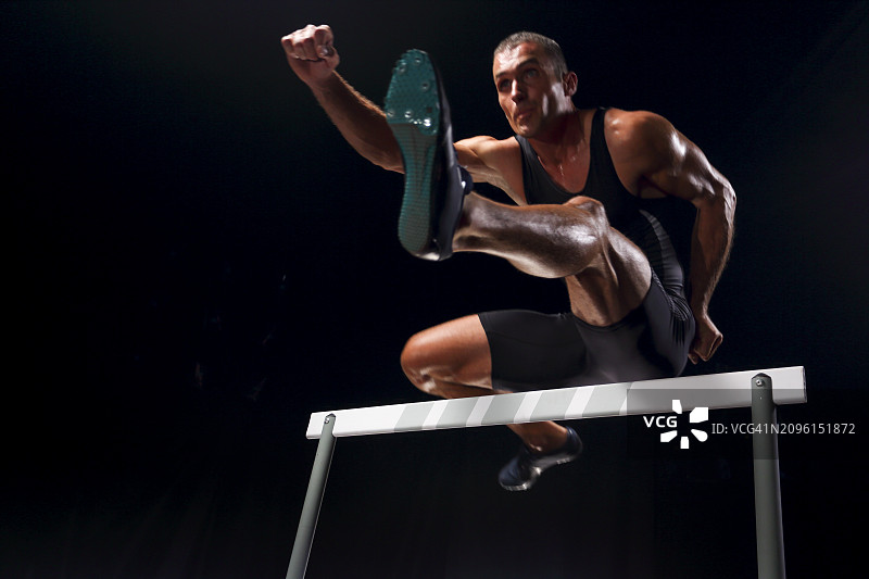 跳跃中的跨栏男运动员图片素材