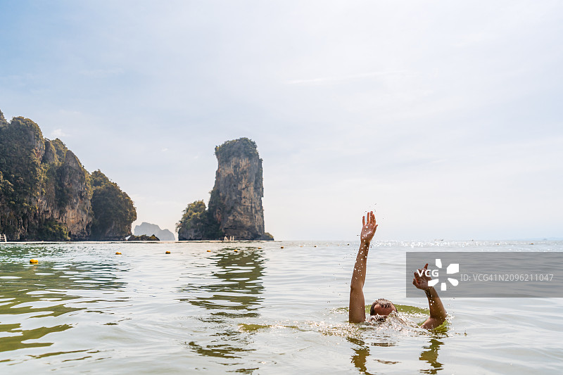 在泰国安达曼海溺水的年轻男人图片素材