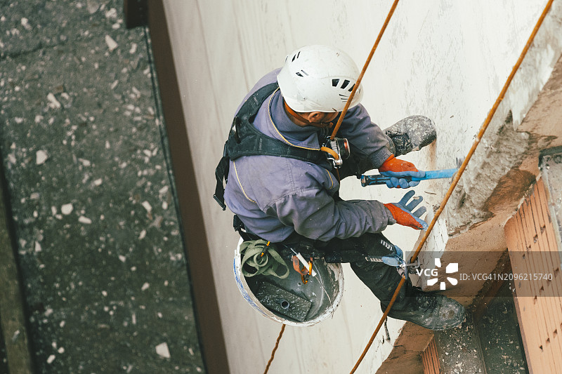 建筑工地上的高空作业工人图片素材