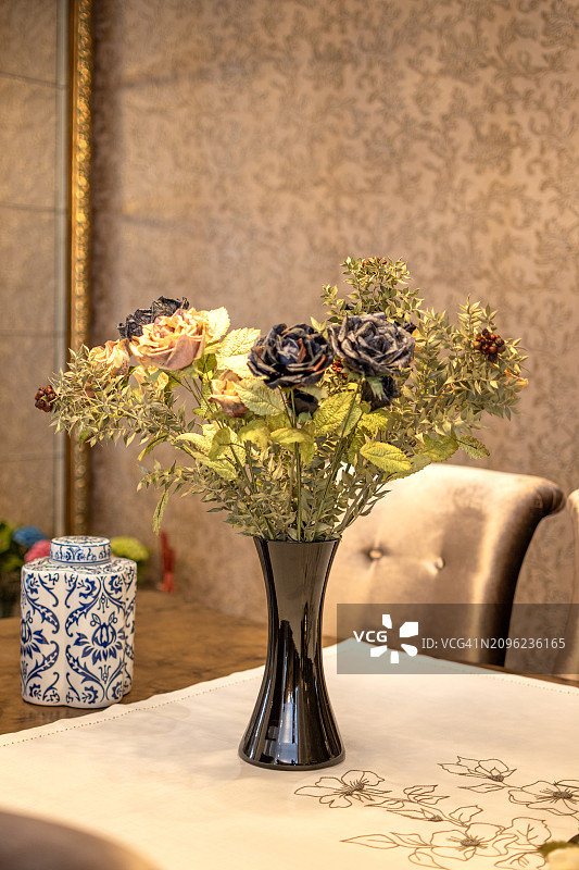 华丽内饰中带有美丽鲜花的豪华花束图片素材