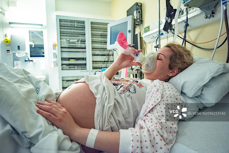 孕妇在医院躺着吸入氧化亚氮图片素材
