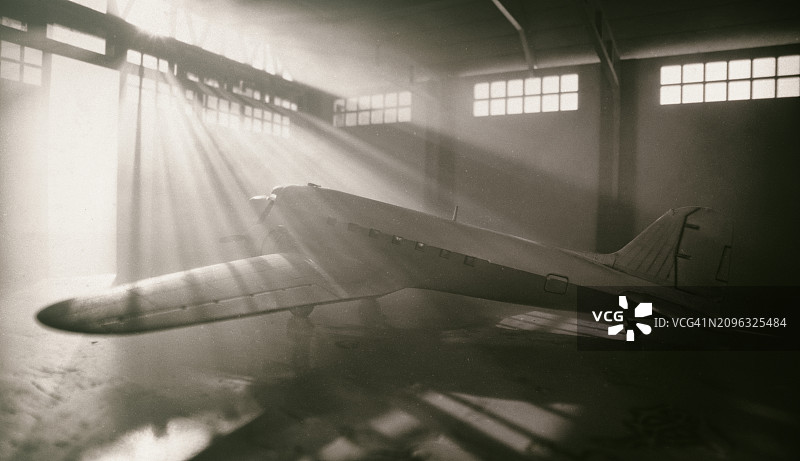 机库中的DC-3达科他模型飞机图片素材