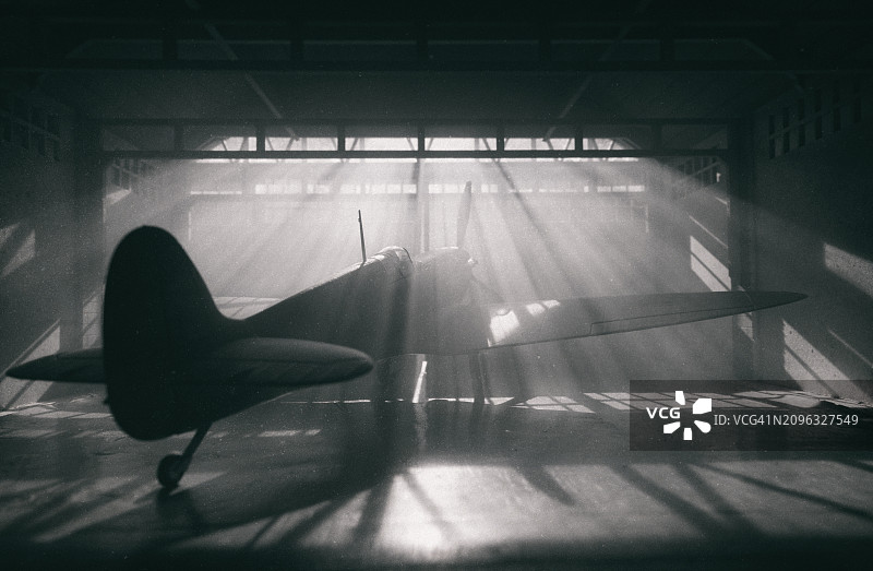 机库中的银色喷火战斗机（比例模型摄影）图片素材