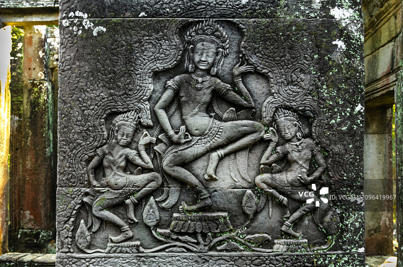 柬埔寨吴哥城巴戎寺的飞天图片素材