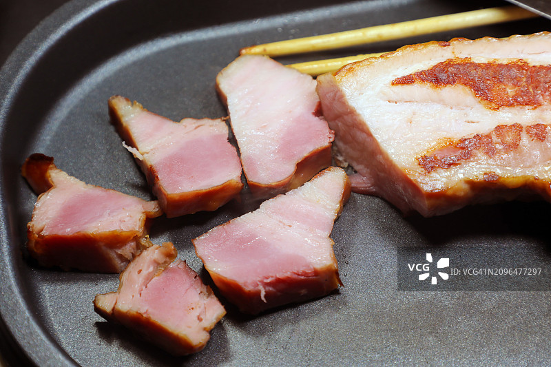 热板上切好的培根图片素材