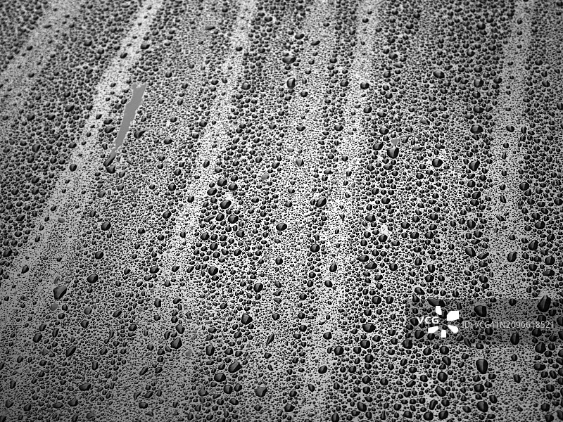 巴黎汽车挡风玻璃上的雨滴（黑白照片）图片素材