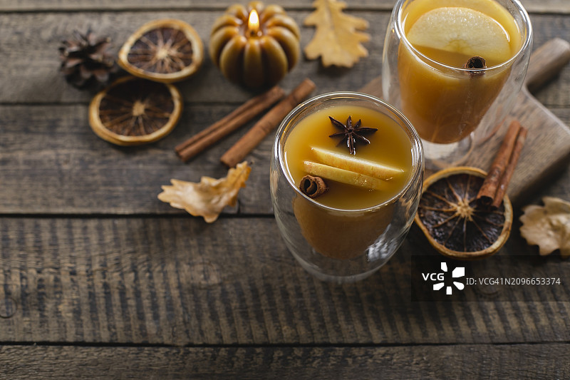 木桌背景上的两杯苹果酒，冬季热饮，哈萨克斯坦图片素材