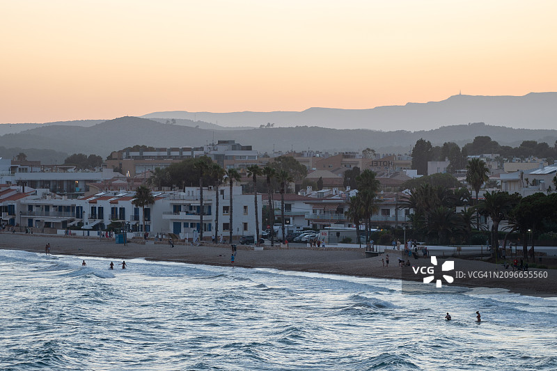 日落时分，海边建筑与天空图片素材