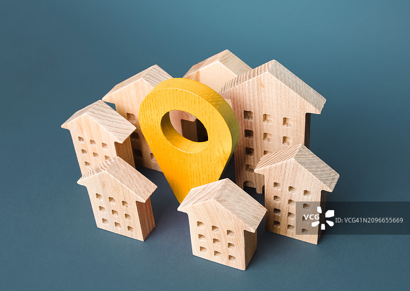 密集住宅开发和黄色定位图钉，具有交付跟踪和导航功能的物联网城市管理和城市服务图片素材