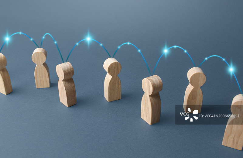 人们通过连接链连接，沟通和信息传递，合作，协作，生产链图片素材
