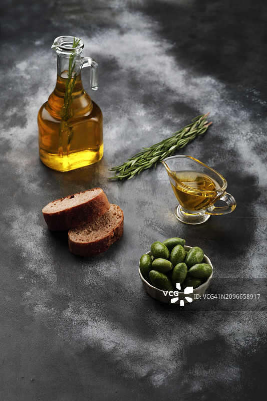 土耳其餐桌上的橄榄和面包的高角度视图图片素材