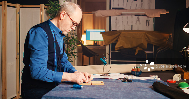 时装设计师挑选商品图片素材