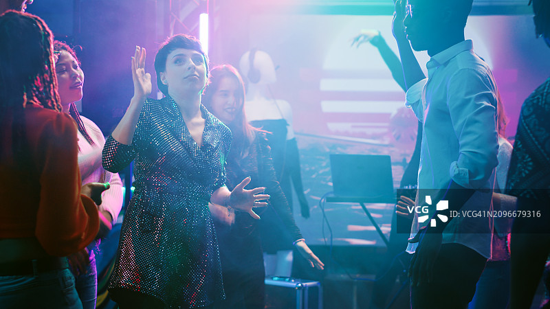 朋友们在夜总会玩得很开心图片素材