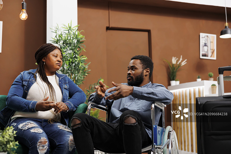 客人入住酒店大堂准备度假图片素材