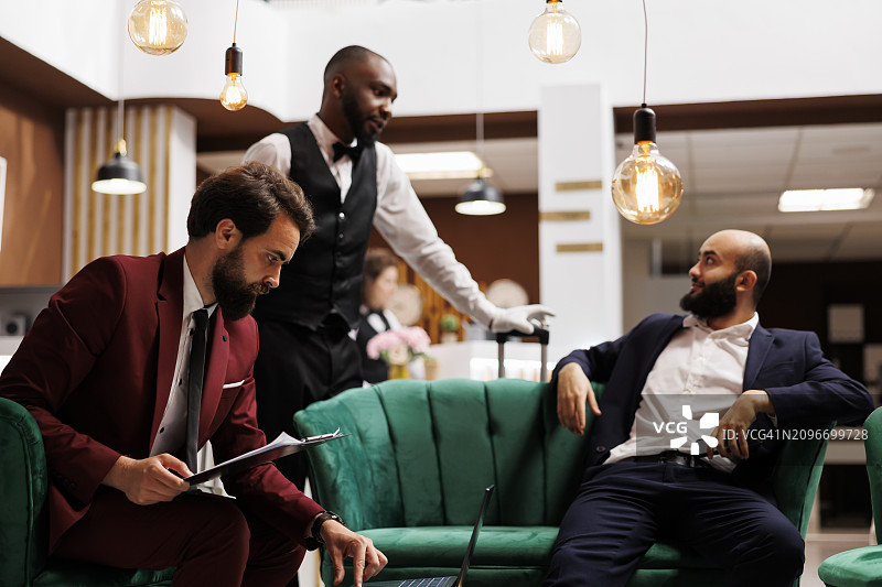 客人入住酒店大堂准备度假图片素材