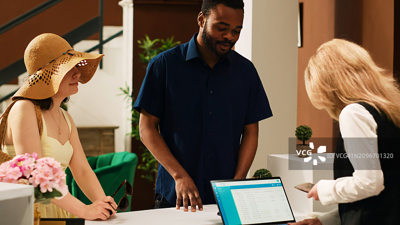 在酒店大堂办理入住手续的人的肖像图片素材