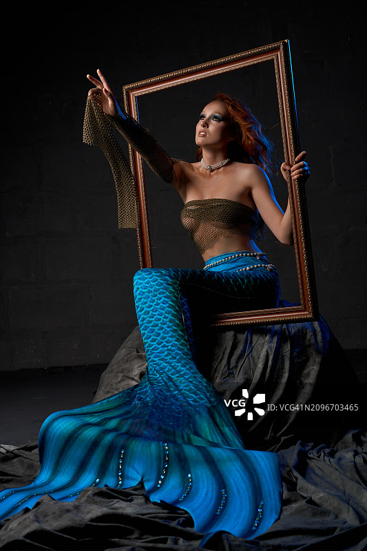 迷人美人鱼穿过复古画框图片素材