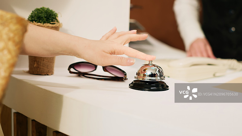 客人入住酒店大堂准备度假图片素材