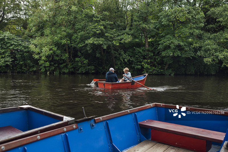和孙子一起划船图片素材