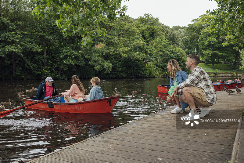 欢乐家庭划船探险图片素材