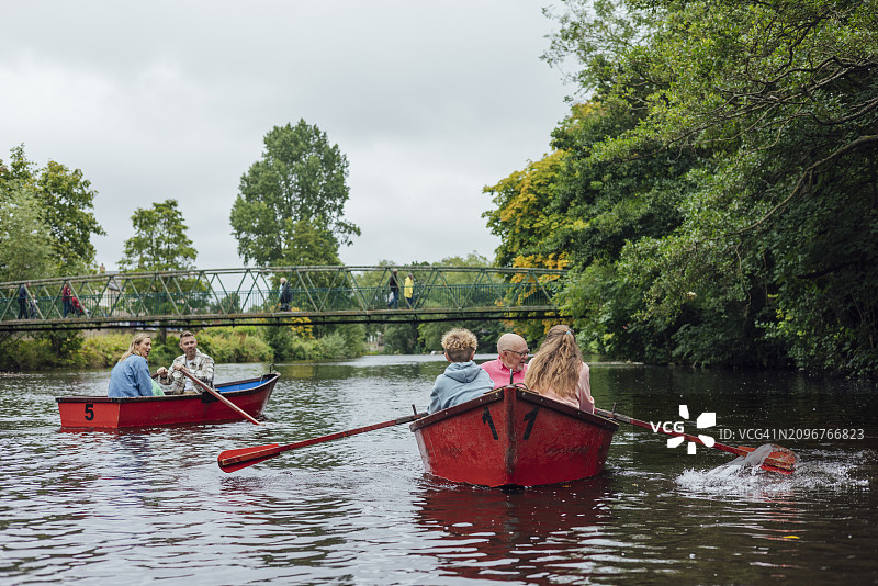 全家一起划船图片素材