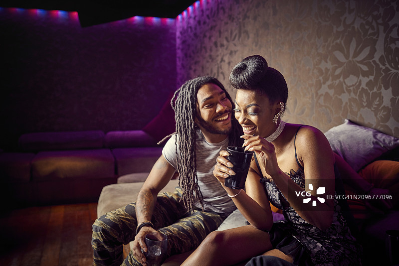 在夜总会的年轻夫妇图片素材