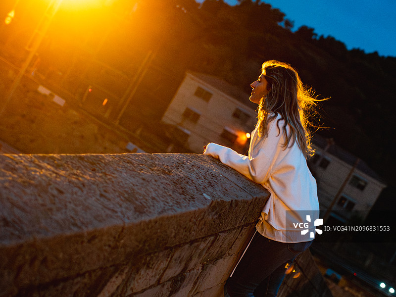 桥上的美丽女子，温暖的光芒图片素材
