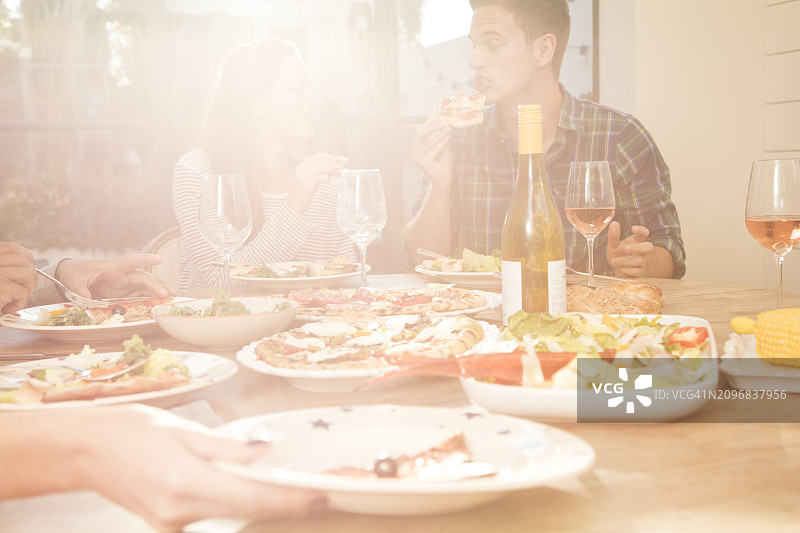 情侣吃披萨和沙拉图片素材