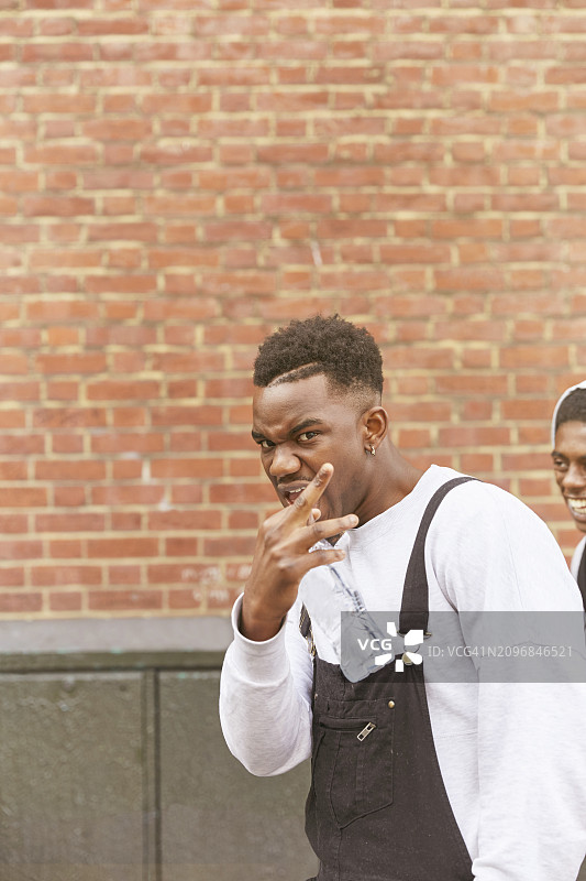 年轻男人做手势图片素材