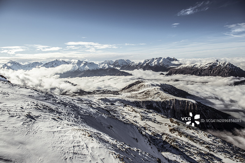 法国阿尔普迪埃的雪和云图片素材