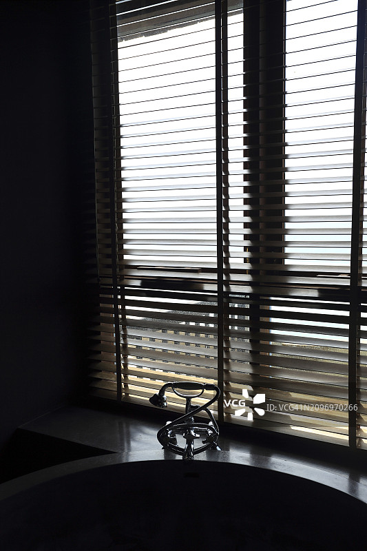 浴室窗户上的百叶帘图片素材