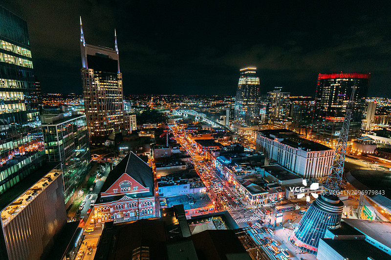 纳什维尔市中心百老汇大街夜景，以“蝙蝠侠大厦”和莱曼礼堂为特色图片素材