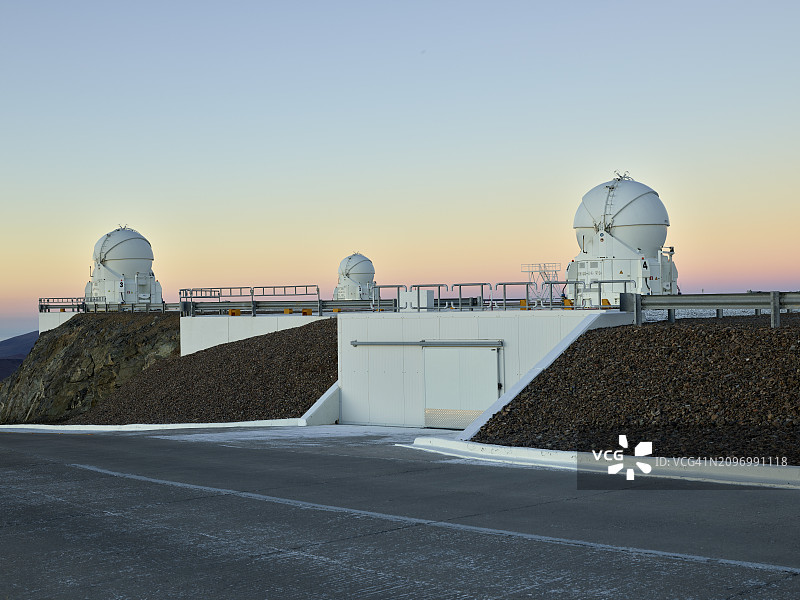 智利帕拉纳天文台的望远镜图片素材