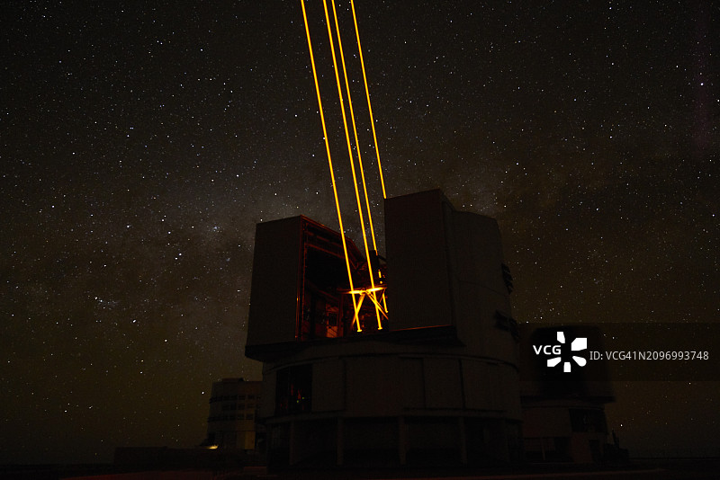 智利帕拉纳天文台的望远镜激光图片素材