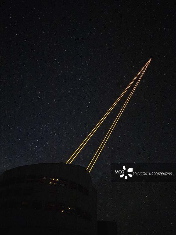 智利帕拉纳尔天文台的夜间望远镜激光图片素材