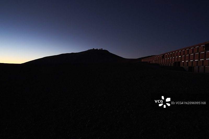 ESO酒店外墙与智利帕拉纳尔山剪影图片素材