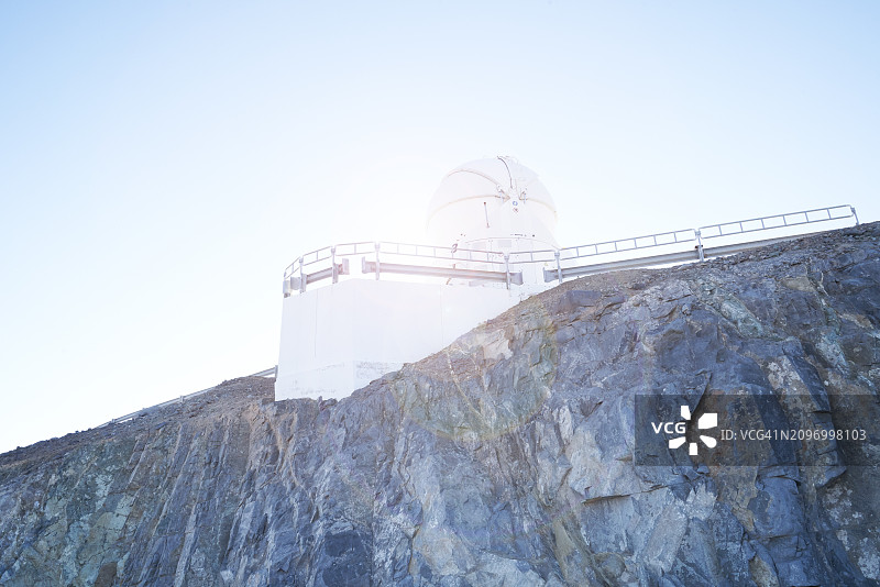 低角度拍摄的帕拉纳尔山顶帕拉纳尔天文台图片素材