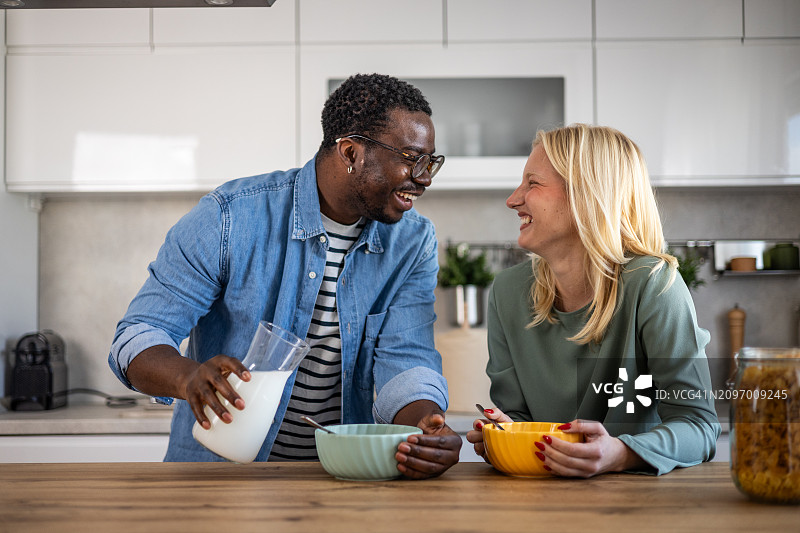在厨房里享用早餐的夫妇图片素材